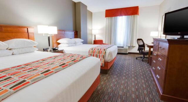 Четырёхместный номер Superior Drury Inn & Suites Greenville