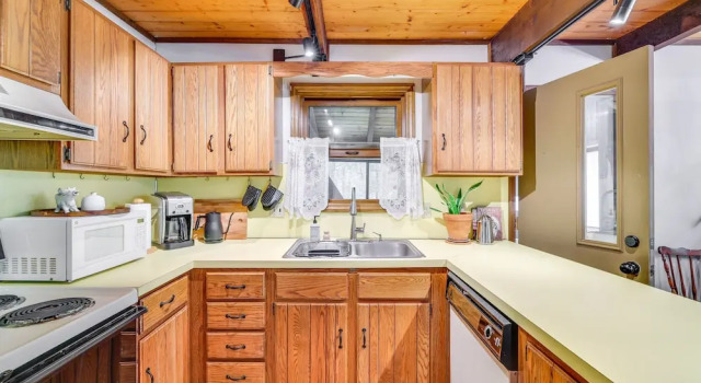 Коттедж Traditional Blakeslee Chalet: Deck & Lake Access!