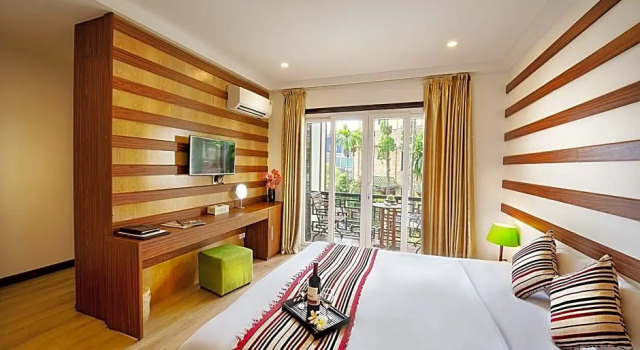 Номер Deluxe с балконом Vinh Hung 2 City Hotel