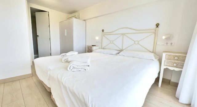 Skol 514 East Facing Duplex Apartment with Sea Views, Забронировать Апартаменты/квартира Отели Марбелья с бассейном, рядом с Музей гравюры, Бассейн