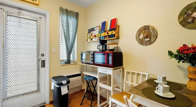 Pet Friendly Stylish Studio in Hollywood, Забронировать Апартаменты/квартира Отели Голливуд-Бич с парковкой, рядом с Kindred Hospital - South Florida - Hollywood, Парковка