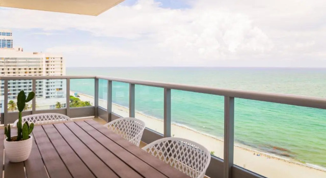 Люкс c 1 комнатой с балконом и oceanfront Monte Carlo Suites in Miami Beach