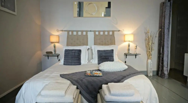 Little Suite - Suzanne (Adults Only), Забронировать Отель Отели Лилля с парковкой, рядом с Chambre de Commerce, Парковка