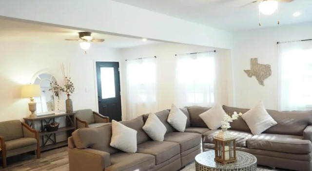Newly Renovated, Modern 3 Bedroom 2 Bath Farmhouse in the City, Buchen Sie Hotel Angleton Texas Gulf Coast
