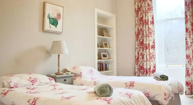 Classic 2 Bedroom Edinburgh Flat, Забронировать Отель Отели Бротона 3 звезды, 3*