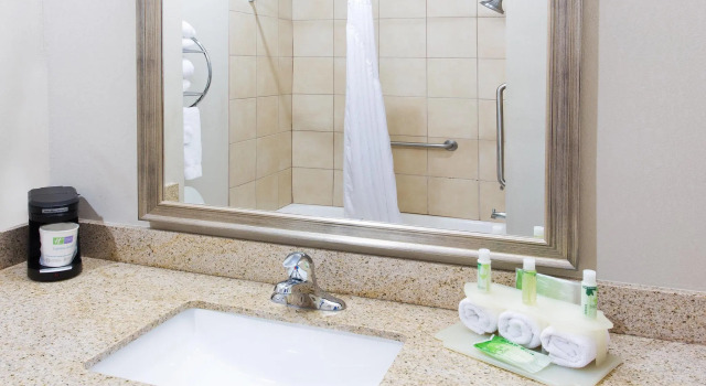 Номер Standard Holiday Inn Express Hotel & Suites Alvarado by IHG
