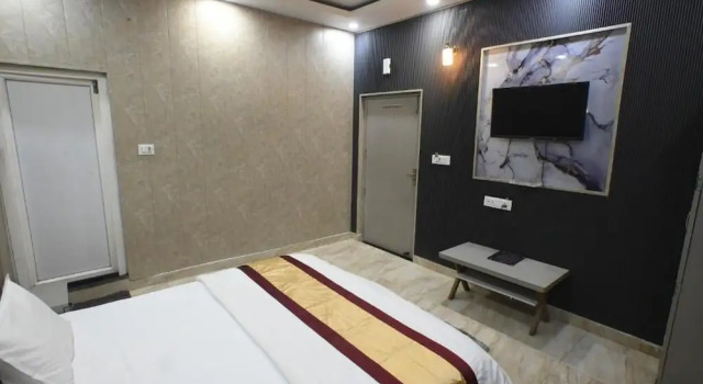 Sandhya Paying Guest House and dormitory, Забронировать Гостевой дом Варанаси штат Уттар-Прадеш, рядом с Bharat Mata Temple