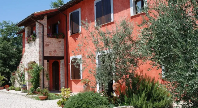 Casale Rosso, Varaa Hotelli Sant'Anatolia di Narco Umbria