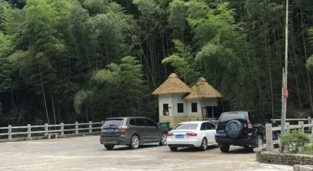 Guiyuan Qiaoju Guesthouse, Prenota Hotel Hotel a Shaoxing con parcheggio, Parcheggio