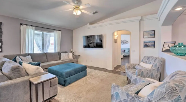 Коттедж с 3 комнатами Central Lake Havasu City House: Grill & EV Charger