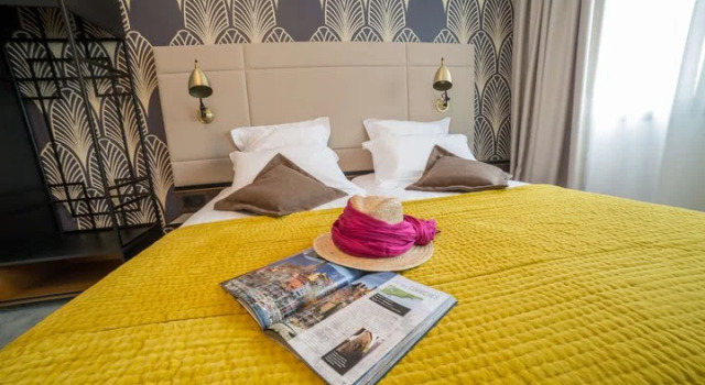 Кровать в общем номере Best Western Journel Hôtel & Roof Top Antibes-Juan-les-Pins