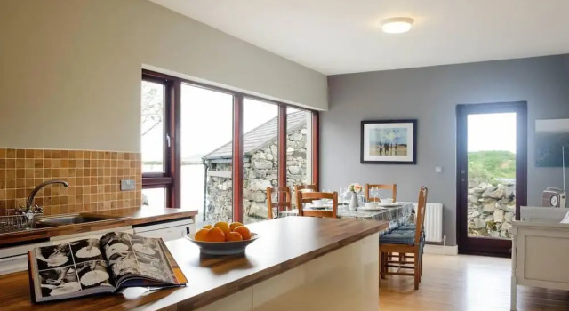 Leap Year Cottage by Lake Beaghcauneen in Clifden, Prenota Casa vacanze Hotel a Connacht con parcheggio, Parcheggio