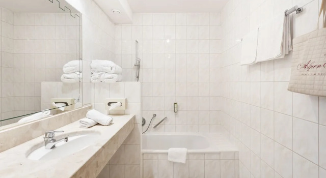 Четырёхместный семейный номер Standard с балконом Hotel AlpenSchlössl
