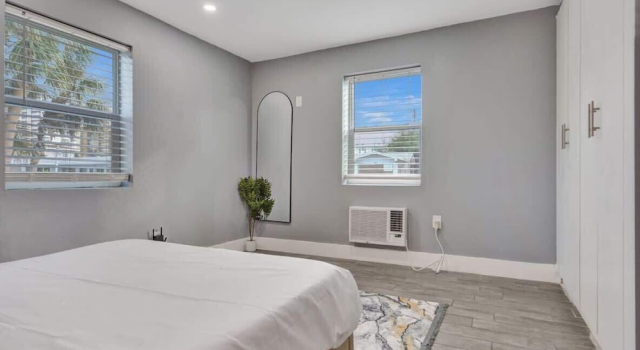 Номер Comfort 906 North Riverside Dr