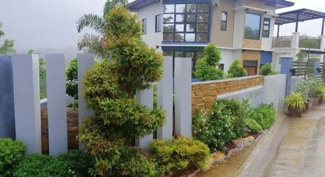 Villa Villa - Sleeps 10 - Communal Pool - Parking