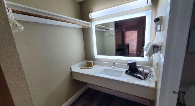Номер Deluxe River Inn Motel