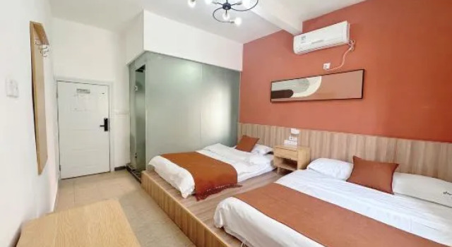 Кровать в общем номере с 6 комнатами Shenzhen Dapeng Mancheng Theme Hostel