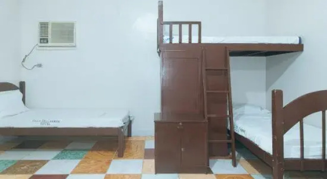 Кровать в общем номере Villa Del Carmen Resort & Restaurant by RedDoorz