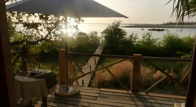 Standardní Dvoulůžkový s manželskou postelí pokoj a výhledem na jezero Souimanga Lodge