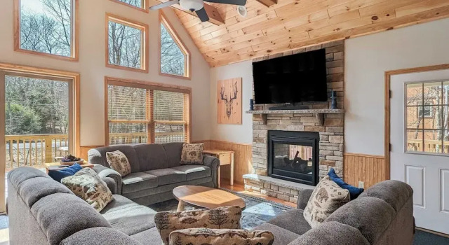 Bluejay Getaway by Avantstay Private Lake Cabin Hot Tub + Game Room Walk to Lake, Book Feriehus Sommerhuse i Pennsylvania, Hytte