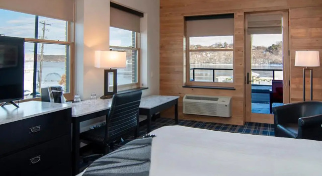 Люкс с видом на реку Water Street Inn