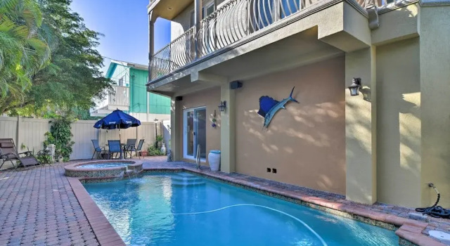 Bradenton Townhome - Walk to Locals-only Beach!