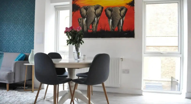 Modern 2 Bedroom East London Apartment With Balcony