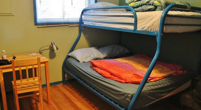 Кровать в общем номере Kelowna International Hostel