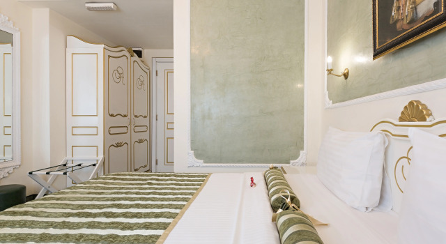 Queen's Astoria Design Hotel