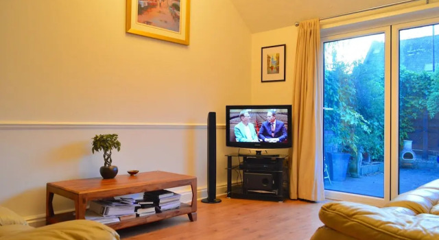 Spacious 2 Bedroom House With Garden in Islington, Varaa Lomakoti Mökit kohteessa Merseyside, Mökki