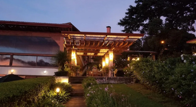 Finca Paraiso Mountain Retreat, Varaa Bed and Breakfast Hotellit Alajuela uima-altaalla, Uima-allas