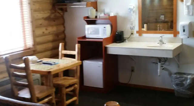 Двухместный коттедж Wolf Den Log Cabin Motel and RV Park