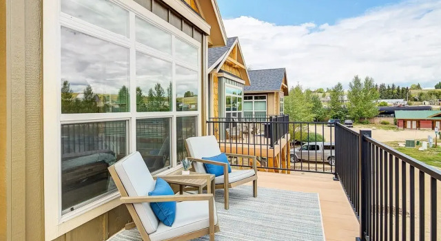 Modern Mountain Home Near Fraser River, Забронировать Отель Отели Грэнби 4 звезды, рядом с Гольф-клуб Grand Elk, 4*