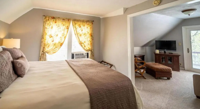 5 Ojo Inn Bed and Breakfast, Забронировать Отель Отели в центре Юрика-Спрингса с завтраком, отели в центре Юрика-Спрингса с завтраком