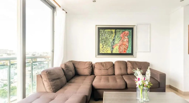 Luxurious 2BDR condo located in Prestigious Tower.