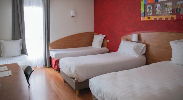 Standart dört kişilik oda Kyriad Nîmes Ouest