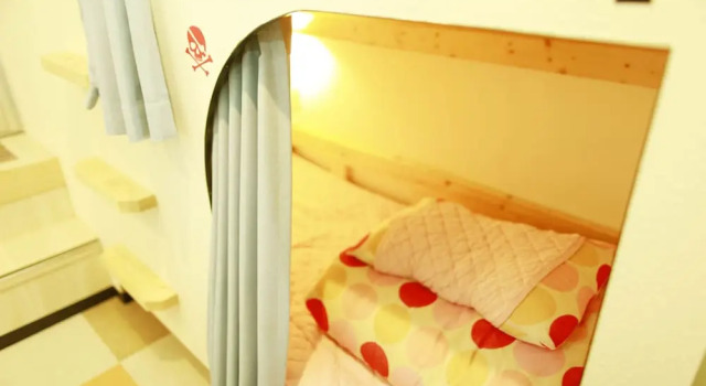 Кровать в общем номере (женский номер) с балконом G'inns guest house - Hostel