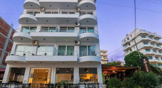 Alnes Hotel