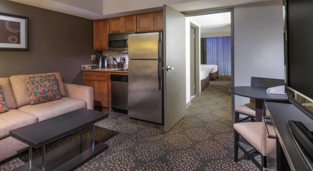 Четырёхместный номер Standard Holiday Inn and Suites Phoenix Airport North by IHG