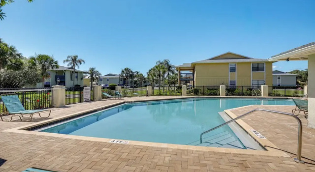 Апартаменты Walk to Pier: St Augustine Beach Condo w/ Balcony!