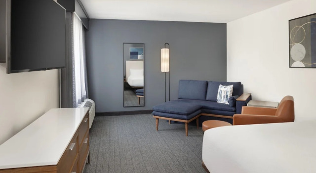 Люкс Courtyard Edison Woodbridge