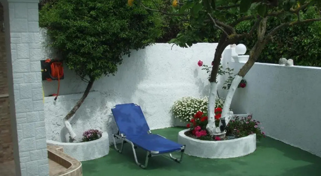 Коттедж Agathi Beach House (Black Rocks)