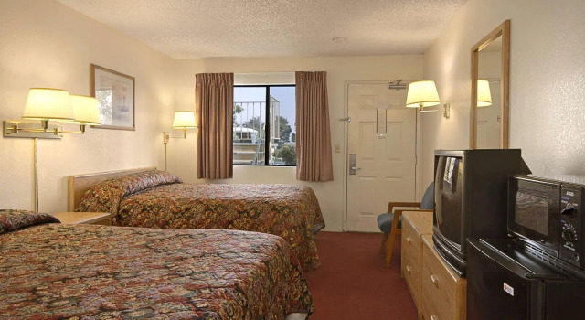 Четырёхместный номер Standard Days Inn by Wyndham Fresno South
