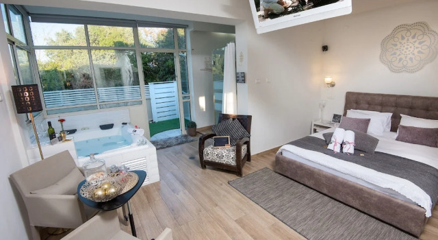 Люкс Luxury אוסנתה סוויטת בוטיק עם בריכה פרטית מחוממת ומקורה