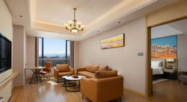 Люкс Vienna International Hotel (Shaoguan High speed Railway Station Square Branch)