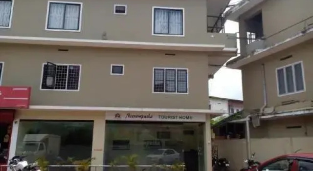 Neerampuzha Tourist Home, Varaa Hotelli Meenangadi 