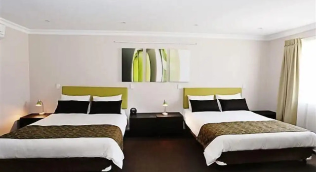 Четырёхместный номер Grand Drovers Motor Inn