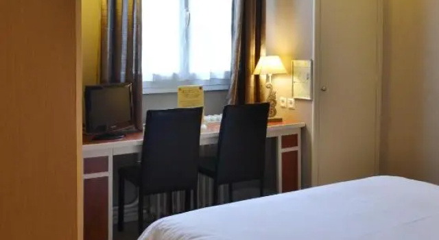 Одноместный номер Standard Logis Hôtel Restaurant LE MONARQUE 30 Parking Vélos Sécurisé