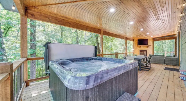 Коттедж Creekside Cabin w/ Views & Hot Tub in Broken Bow