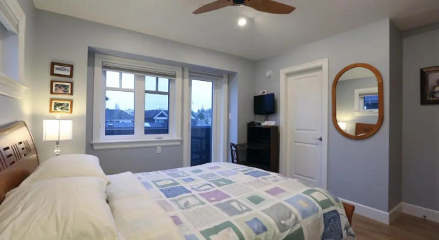 Двухместный номер Standard с балконом Vancouver Traveller B&B